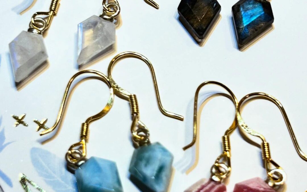 新着☆アローズヘッド型ピアス